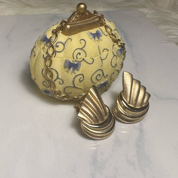 Vintage Gold Tone Clip On Earrings - Picture 6 of 8